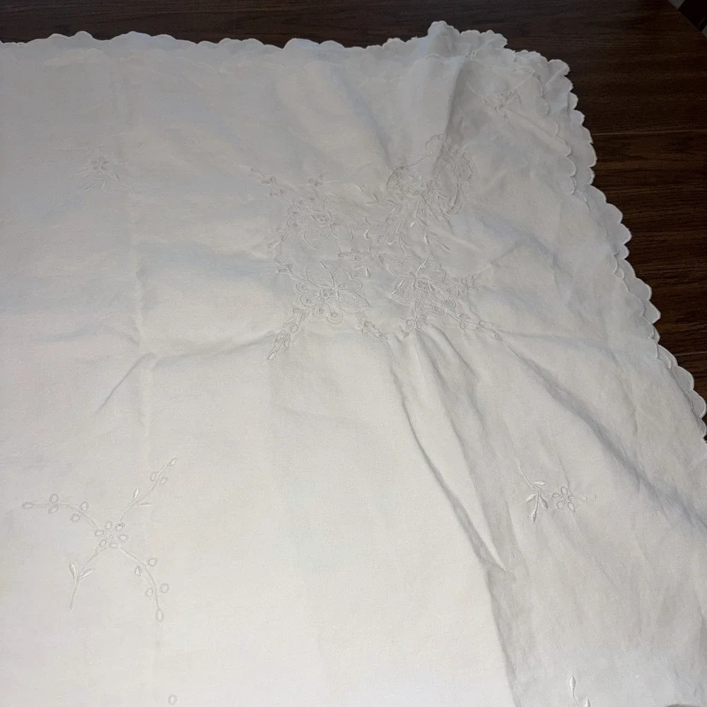Vintage Madeira Cutwork Linen Tablecloth Floral Urn Scalloped Edge